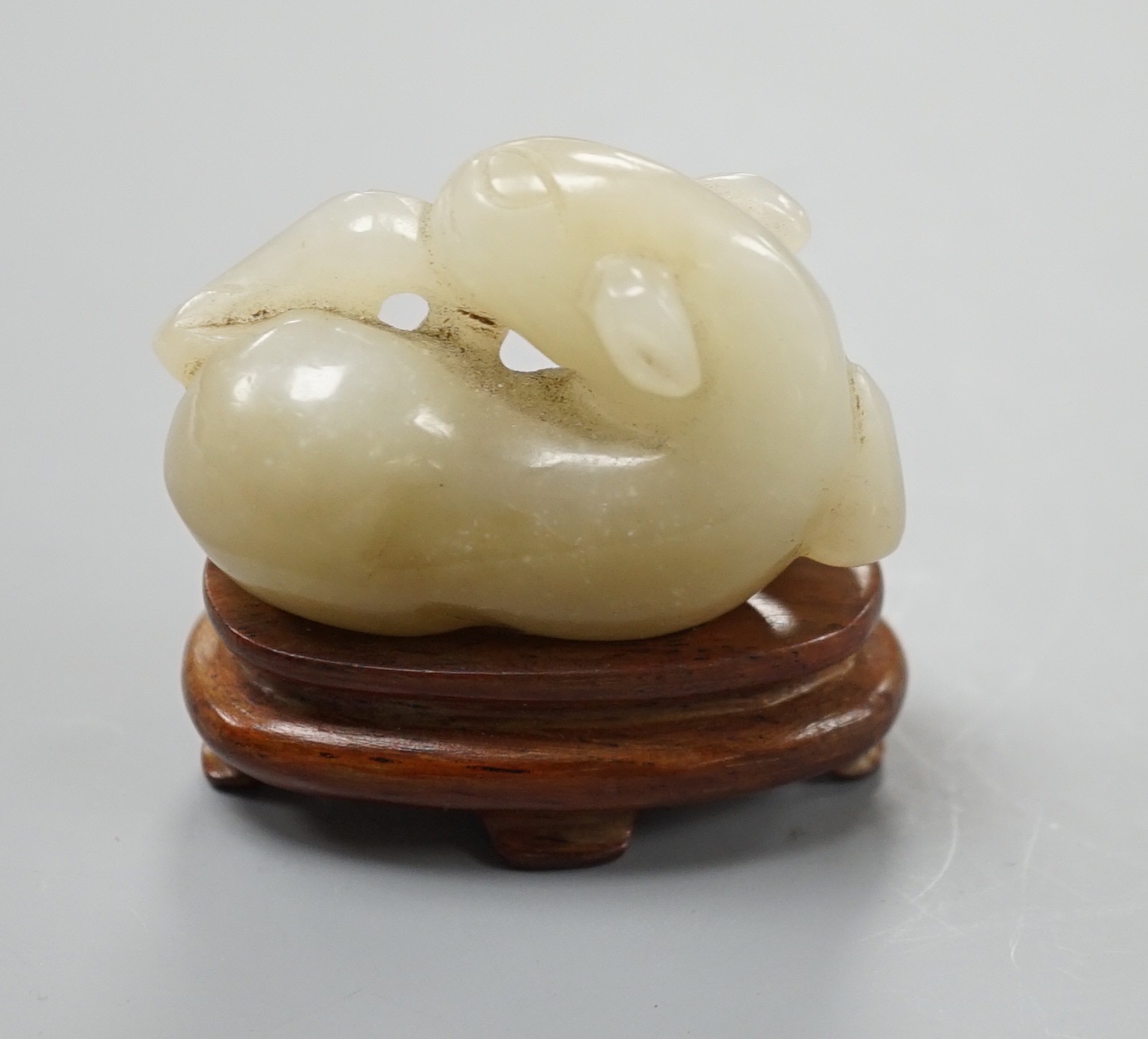 A 19th century Chinese jade recumbent cat, 5cms wide.